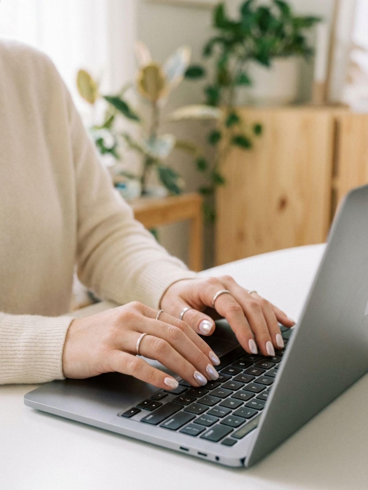 Press-On Nails for First-Time Users - Flexible soft-gel materials allow for comfortable daily wear, even during heavy typing.