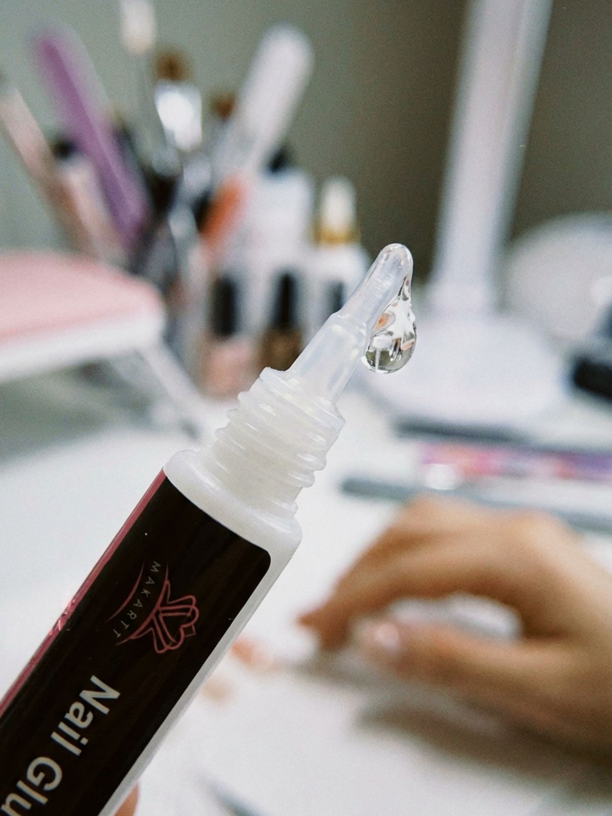 Press-On Nails vs Gel Nails - A semi-solid glue fills gaps for a bubble-free, long-lasting bond.