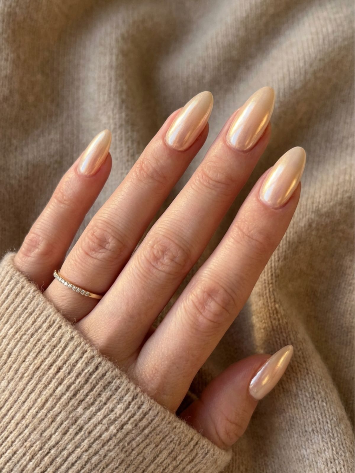 Minimal Nails for Content Creators - Vanilla chrome powder over a beige base offers a warm, pearlescent glow.