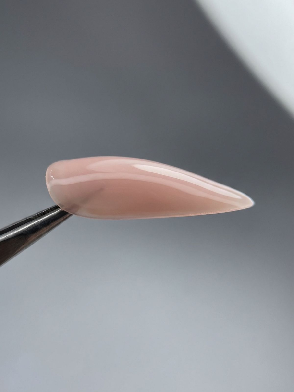 press-on-nail-structure-apex-curve How to Reuse Press-On Nails Safely - Quality reusable nails feature a structured apex and natural C-curve.